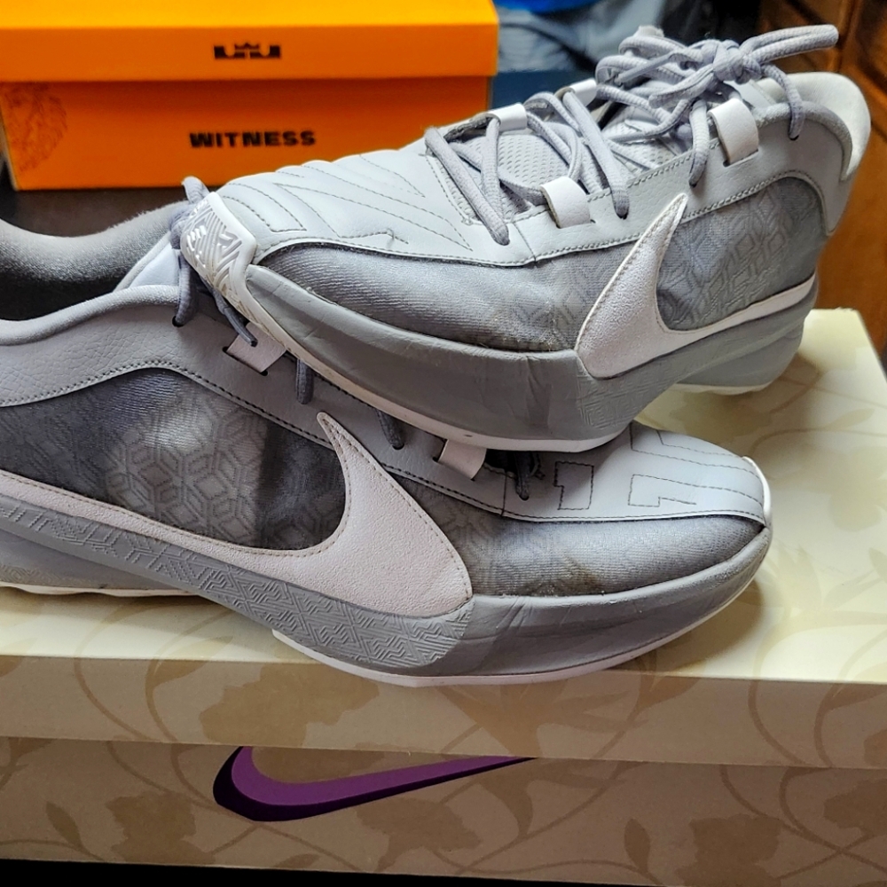 Mens size 13.5 Nike zoom freak 5